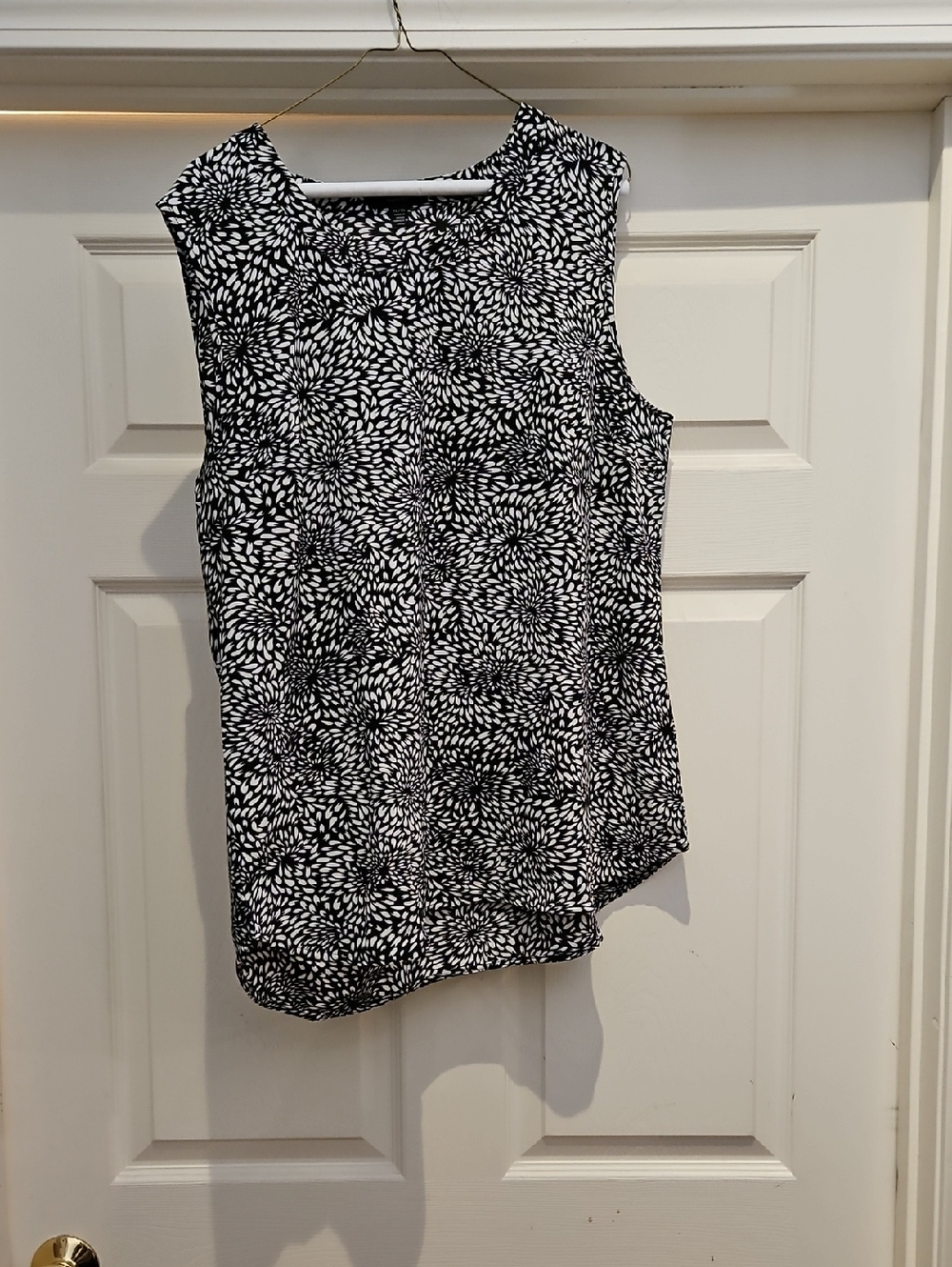 Grace Black & White Floral-Print Sleeveless Camisole